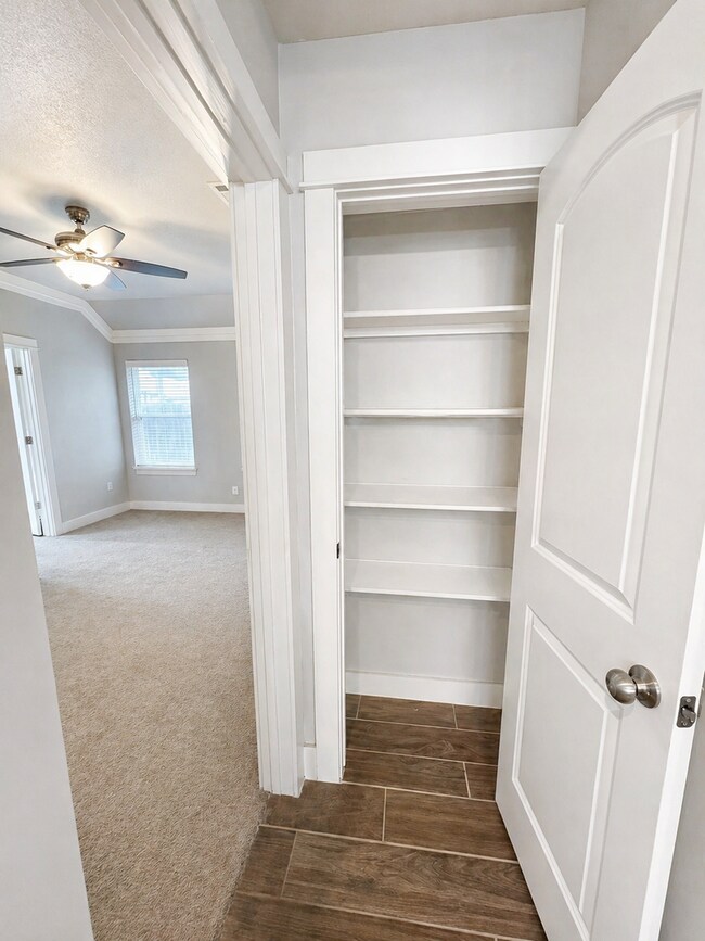 Building Photo - AVAILABLE FOR MOVE-IN WITH A 2-WEEK NOTICE