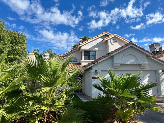 Building Photo - STUNNING 4 BEDROOM 3 BATH, 2 STORY HOME WI...