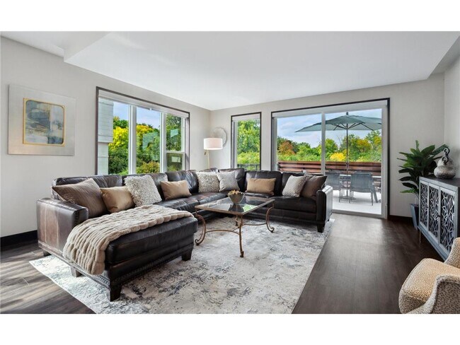 Building Photo - 253 Lake St E