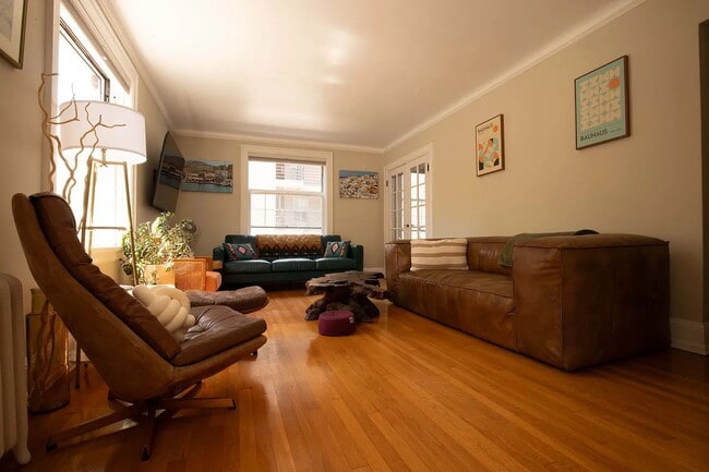 Building Photo - "Charming 1-Bedroom Retreat in the Heart of Seattle's Bustling Capitol Hill!"