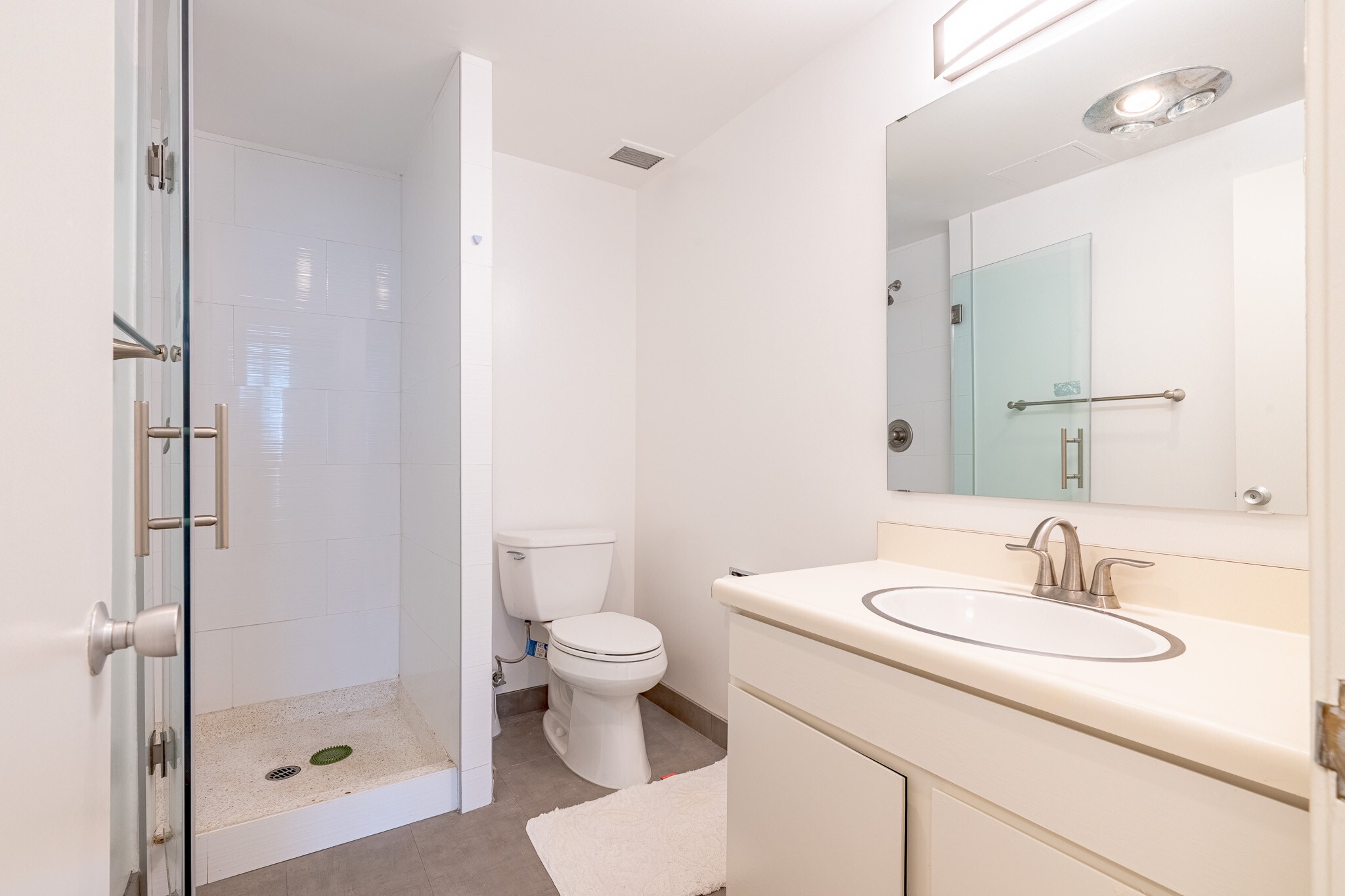 Master Bathrooom En Suite - 2160 Century Park E