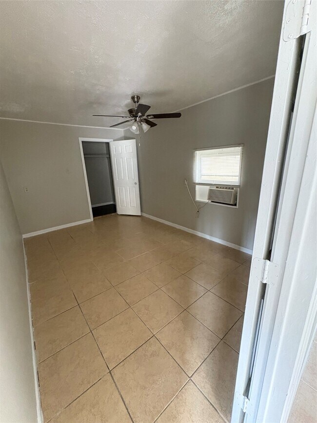 Building Photo - 905 St Lawrence River Rd