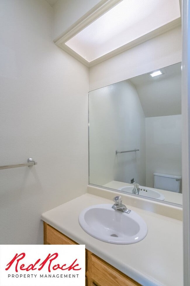 Building Photo - Charming 2 Bedroom Townhome