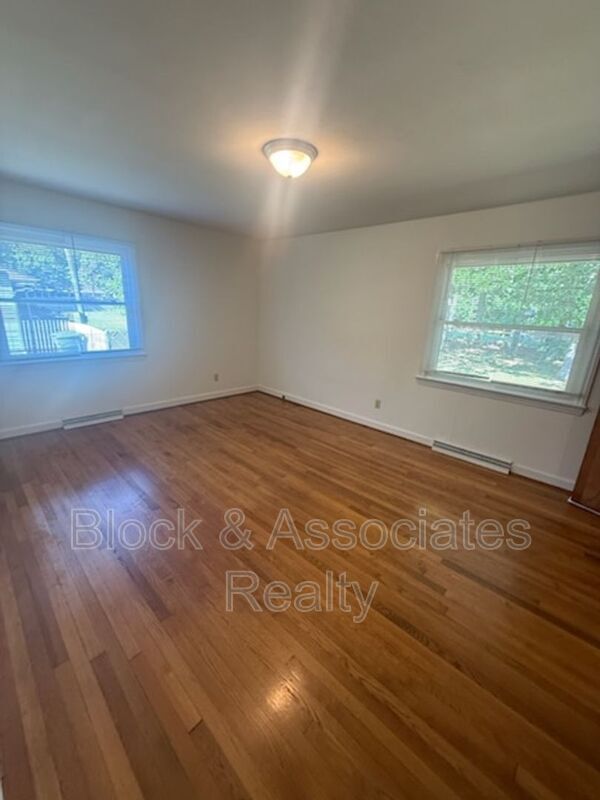 Building Photo - 1723 Brook Dr