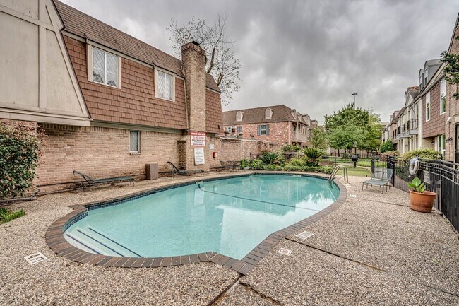 Building Photo - 384 N Post Oak Ln