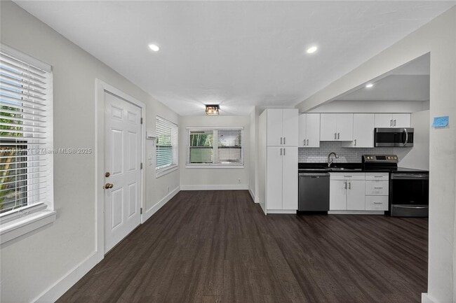 Building Photo - 924 NE 17th Terrace