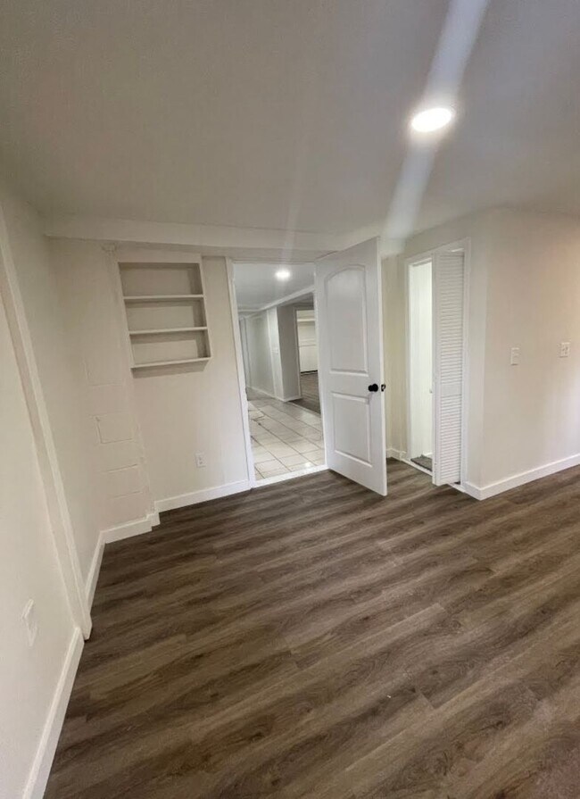 Building Photo - 1036 Seymour Ave