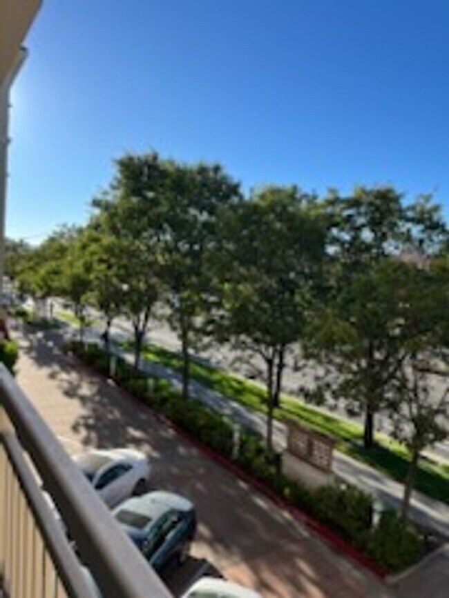 Building Photo - Epic REA - Great 1 BR/1 BA Condo w/Parking...