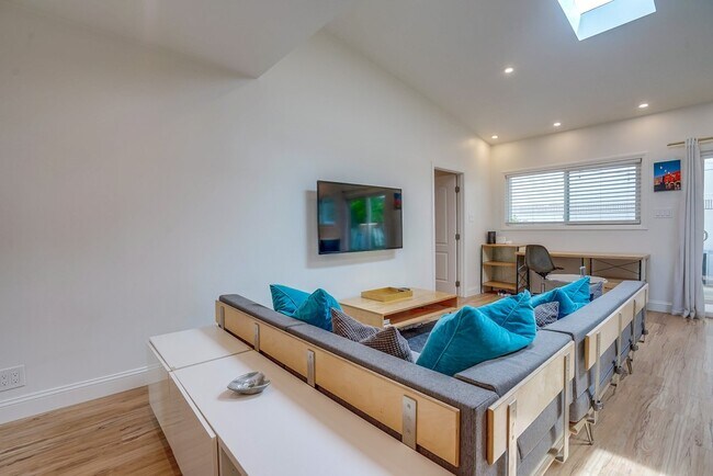 Building Photo - 12042 Sylvester St