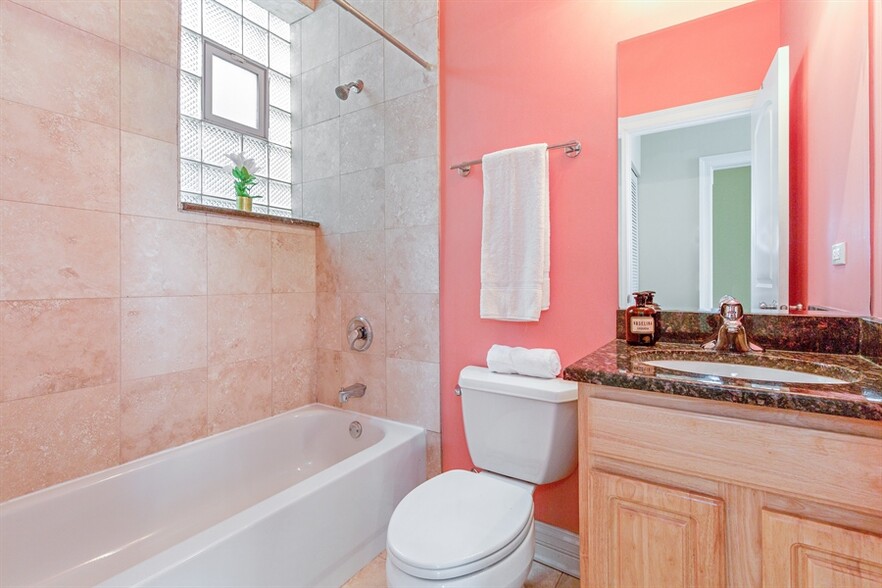 bathroom - 2717 W Evergreen Ave