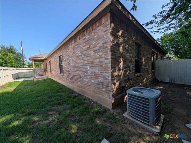 Building Photo - 208 Anne Louise Dr