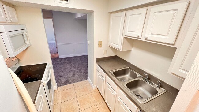 Building Photo - Cozy Casselberry Condo Available - Move In...