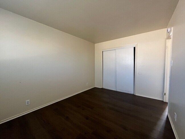 Building Photo - 770