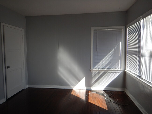 Building Photo - 614 W Atkins Ave