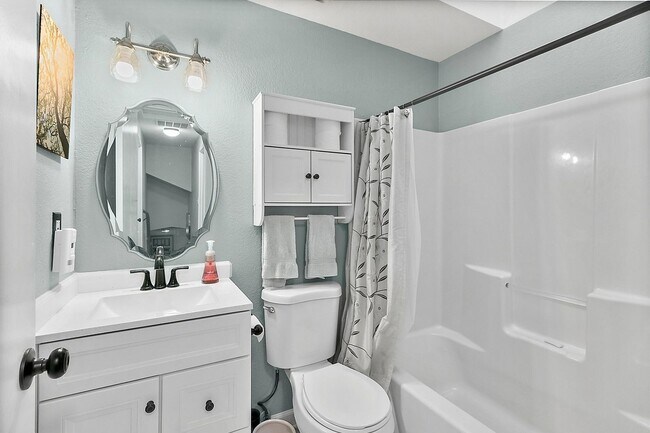 Building Photo - Lakeside Living in Lacey's Lake Forest Nei...