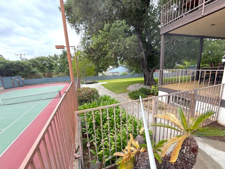 Building Photo - 533 E Sierra Madre Ave