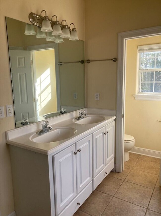 Building Photo - Perkinston 3 Bedroom