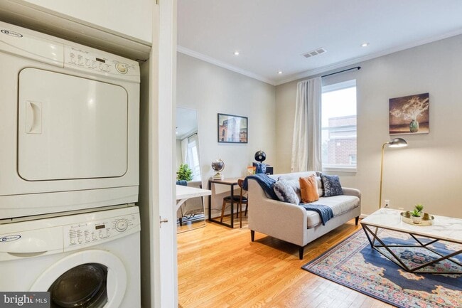 Building Photo - Sunny 1 bedroom/1 bath in Adams Morgan!