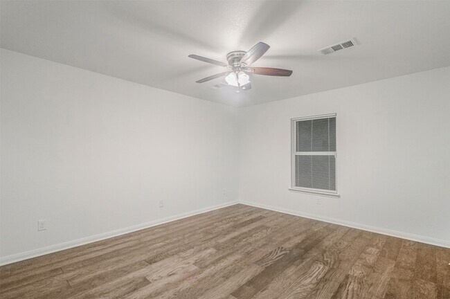 Building Photo - 1208 Bluffview Dr