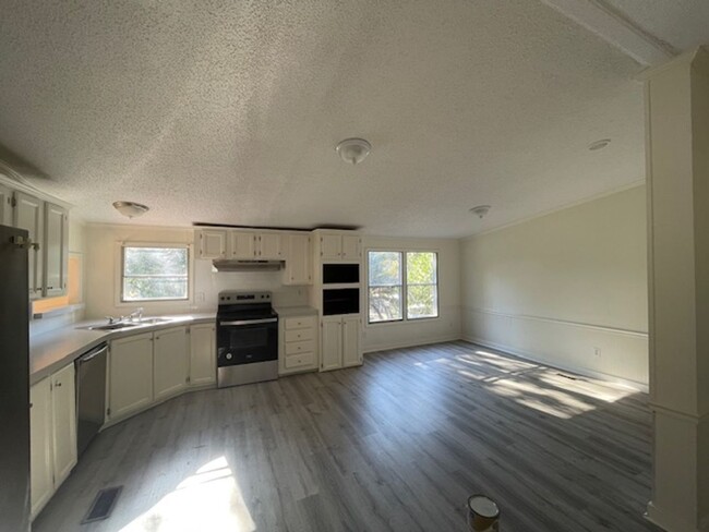 Building Photo - Charming Three Bedroom Two Bath Home in Fa...