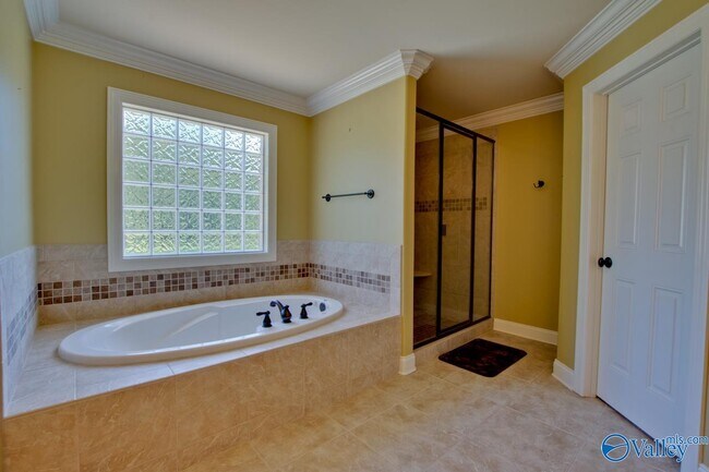 Building Photo - 2801 Centerridge Rd SE