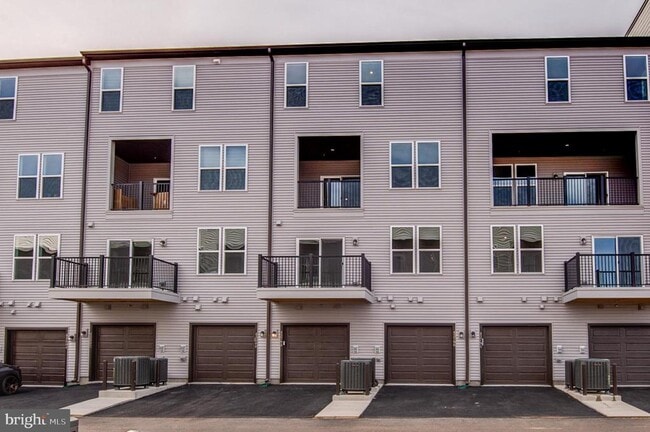 Building Photo - 43798 Middleway Ter