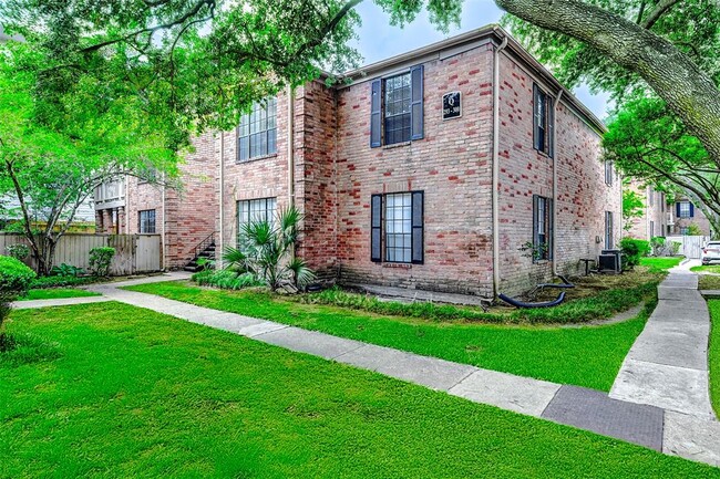 Building Photo - 2255 Braeswood Park Dr