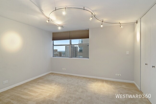 Building Photo - Edgewater Apartment with Stunning Lake & C...