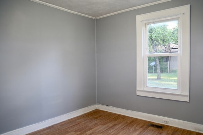 Building Photo - Three Bedroom, One Bath well cottage close...