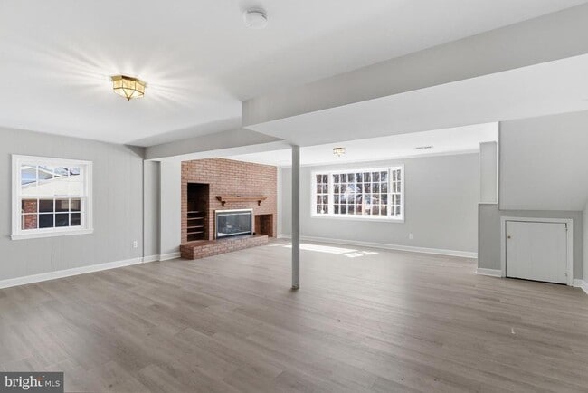 Building Photo - 9116 Hamilton Dr