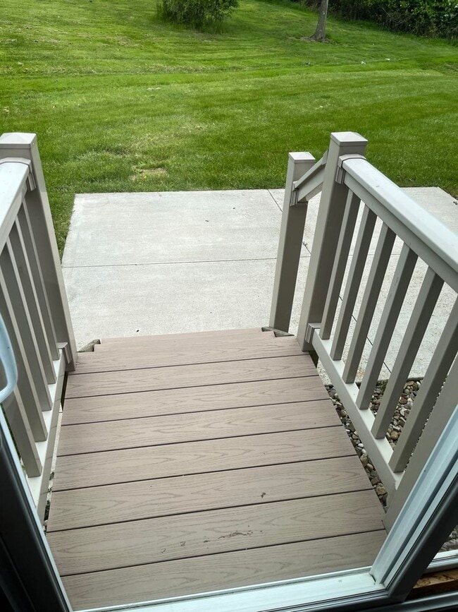 Building Photo - 585 Birch Hill Dr