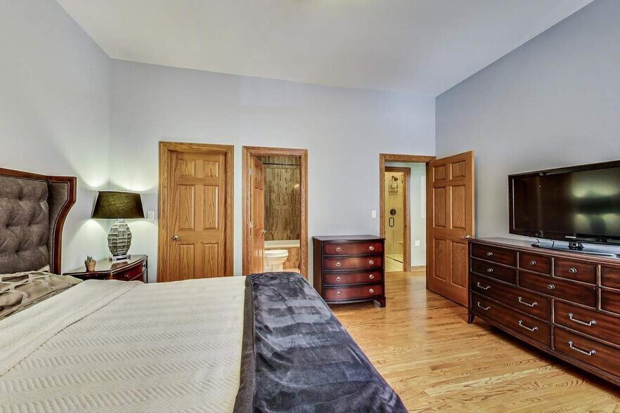 Primary Bed - King - 1801 W Thomas St