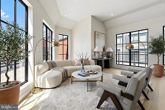 Building Photo - 2121 Ward Pl NW