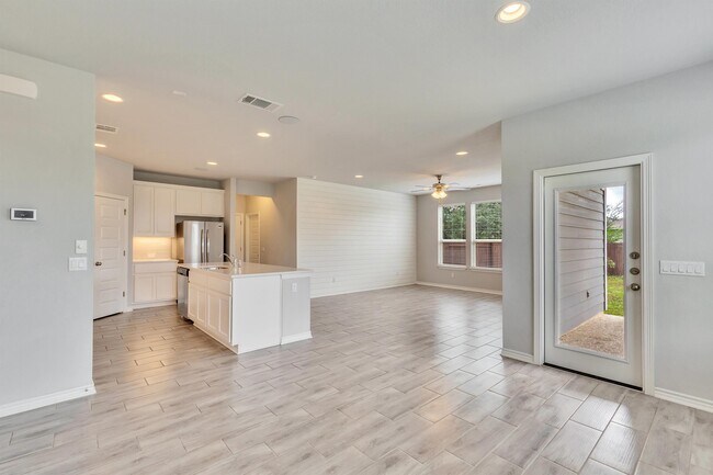 Building Photo - 701 Hays Hill Dr