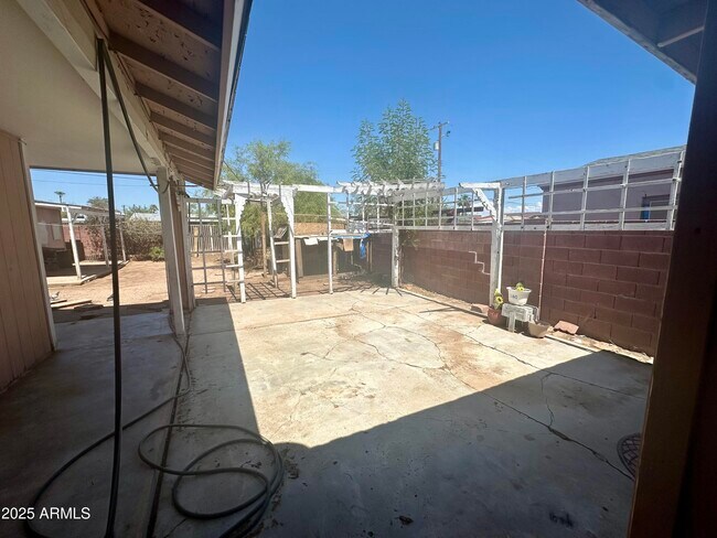 Building Photo - 3038 W Palm Ln