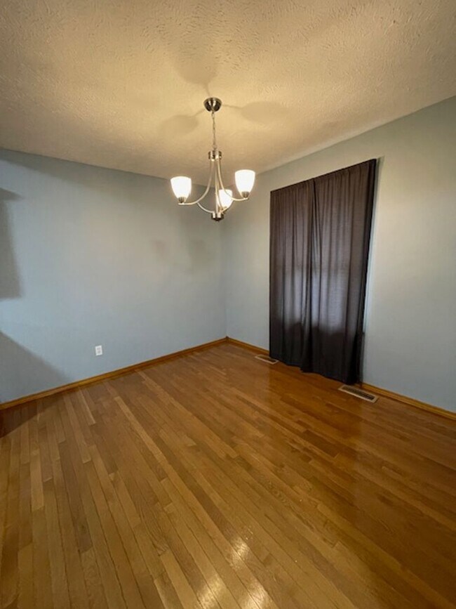 Building Photo - This All Brick home is Located in Orchard Crest West!
