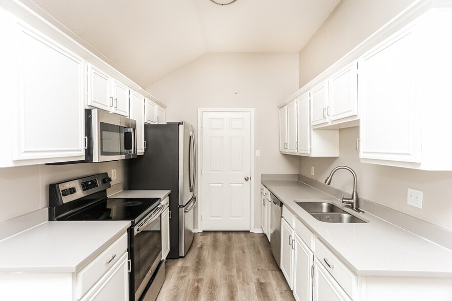 Building Photo - 822 Astaire Ave
