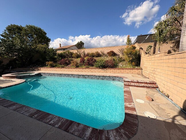 Building Photo - Rancho Cucamonga Gem – Stylish Single-Stor...