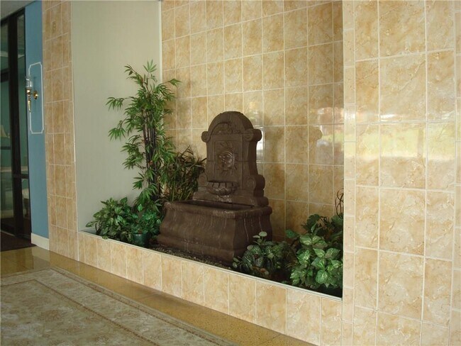 Building Photo - 887 Farmington Ave