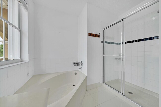 Building Photo - 5878 Bay Hill Cir