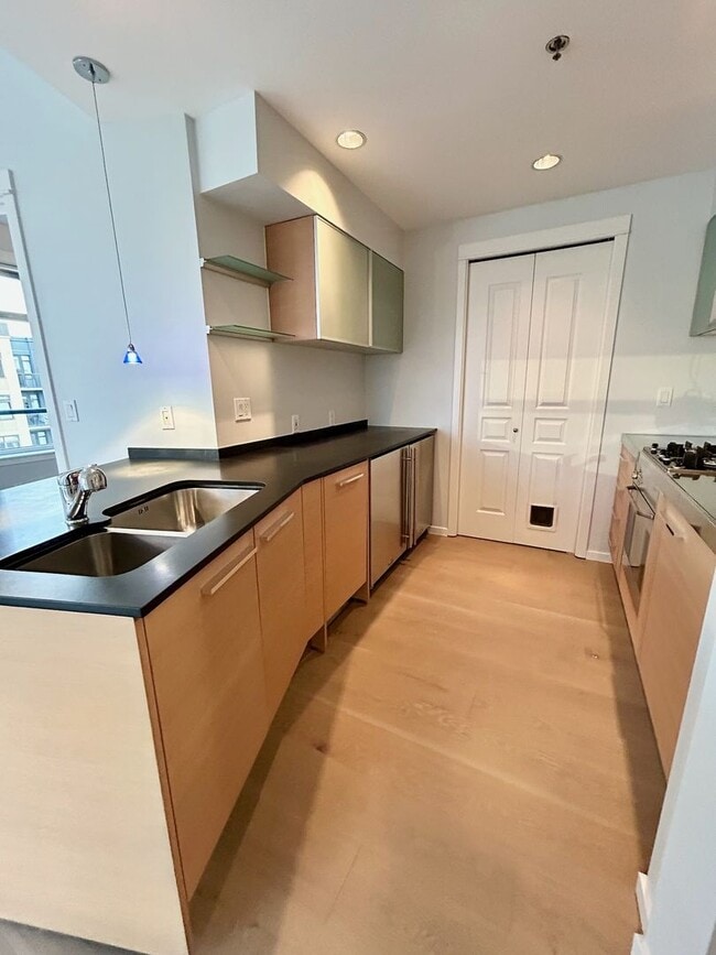 Building Photo - Ellington ~ Belltown Condo