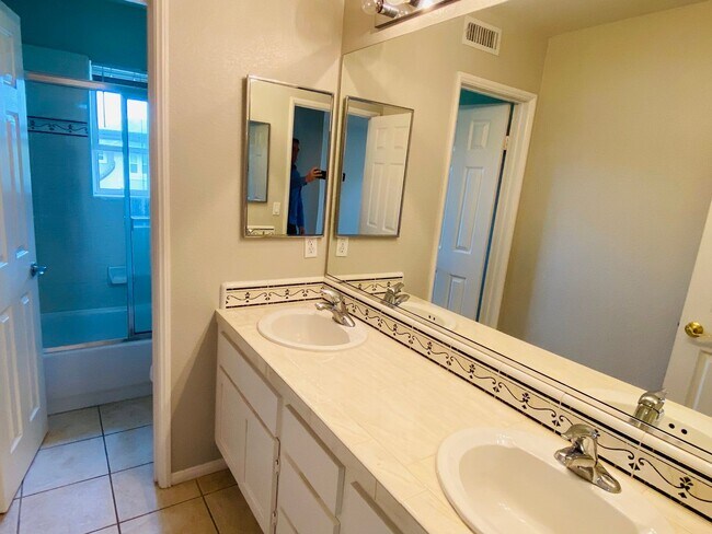 Building Photo - Spacious Encinitas home with open layout, upgraded kitchen, and private backyard