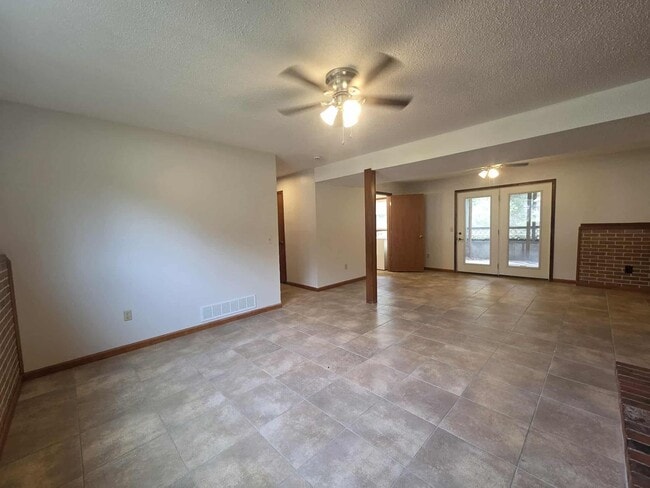 Building Photo - Spacious Home for Rent!