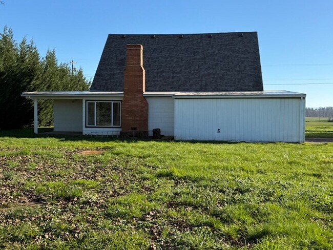 Building Photo - 3 Bedroom Farm Home for Rent Dundee OR