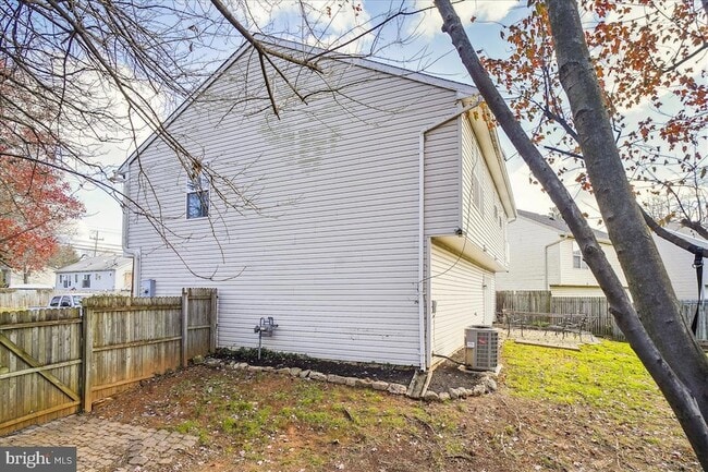 Building Photo - 102 W Deer Park Rd