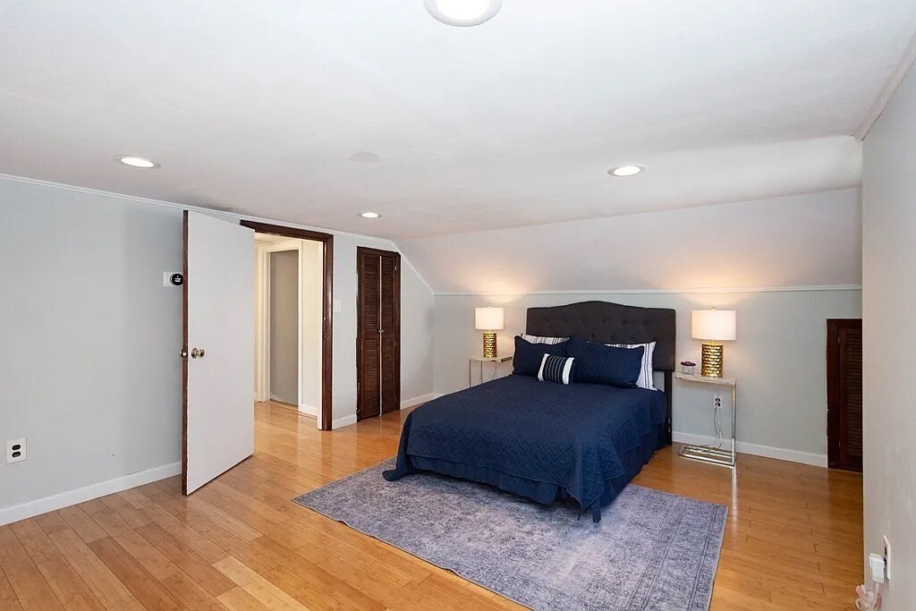upstairs room 2 - 353 Washington St