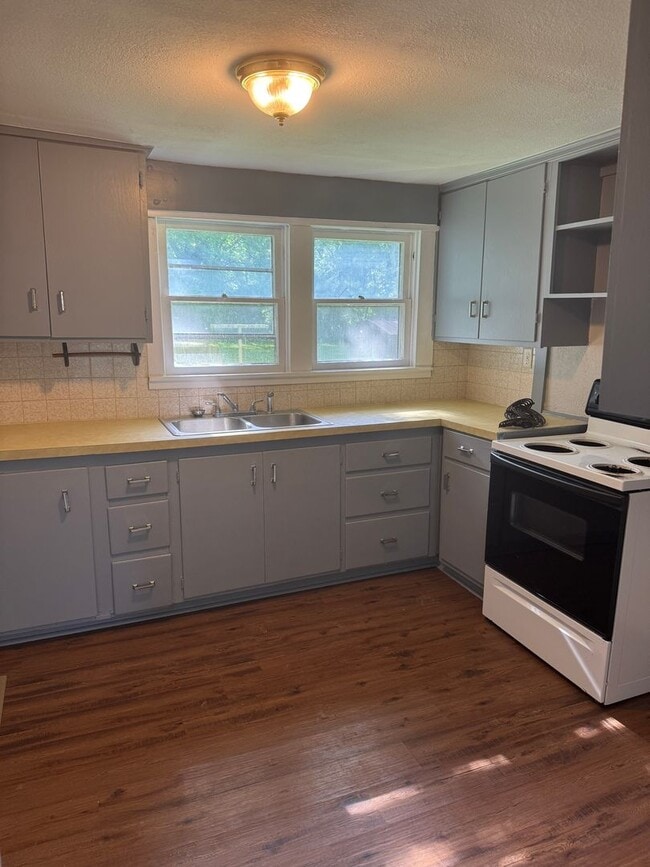 Building Photo - 2 BEDROOM 1 BATH HOUSE LARGE YARD AND GARAGE