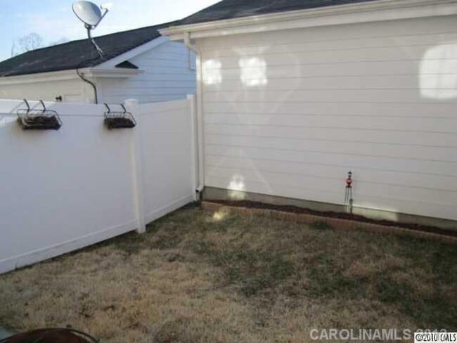 Building Photo - 3BR End Unit Townhome in Summers Walk