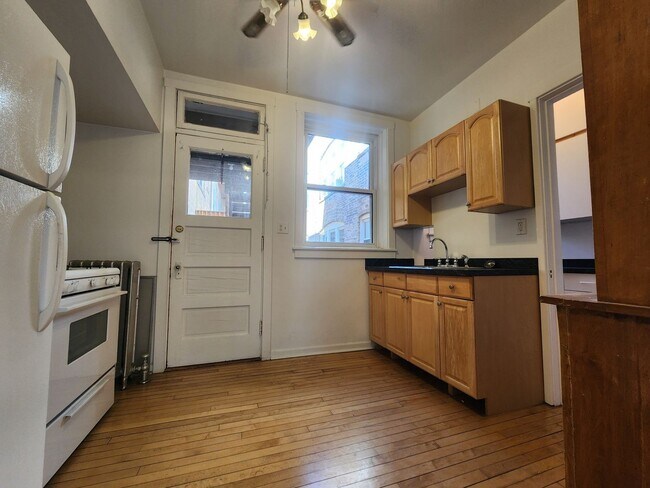 Building Photo - Large 3-bed/1-bath Apartment in the Heart of Rogers Park!