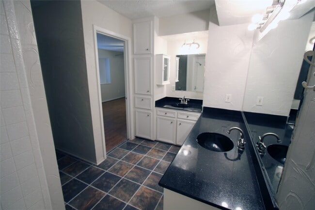 Building Photo - 4105 Vista Rd